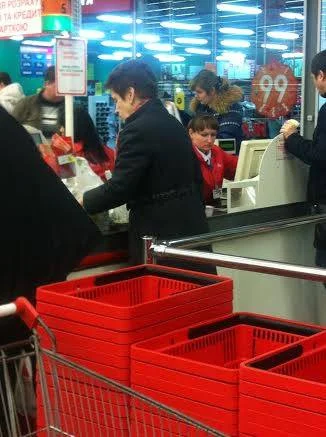 donmuchito1992 - Żona Janukowycza kupowała dziś #4konserwy w Auchan #ukraina #don