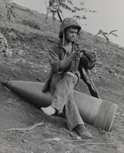 HaHard - Żołnierz odpoczywa na niewybuchu, WWII

#hacontent #historia #drugawojnasw...