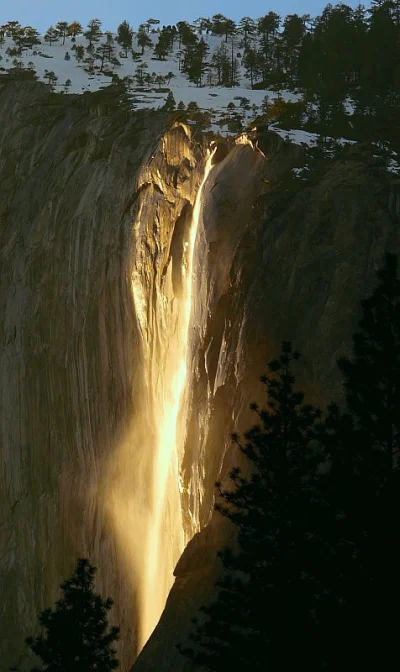 MrNice - Mniej więcej raz do roku słońce oświetla wodospad w górach Yosemite dając ta...
