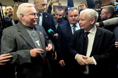 Waffenek - @M1r14mSh4d3: Wałęsa też jest kurduplem i perspektywa może zakrzywić propo...