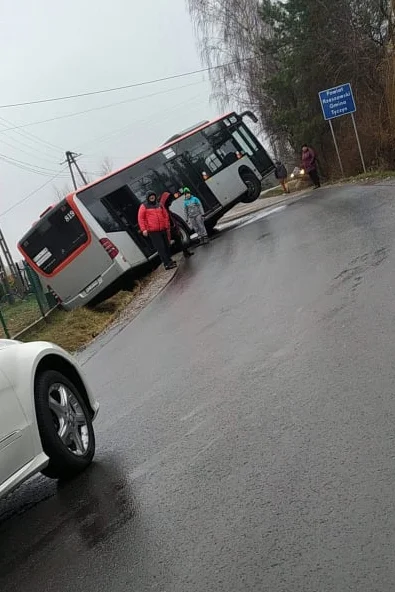 chosenon3 - https://rzeszow-news.pl/trudne-warunki-na-drogach-autobus-linii-37-wylado...