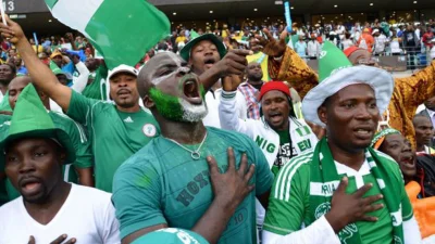 Centrumfutbolu - Ta garstka nigeryjskich kibiców śpiewających "Arise, O compatriots",...