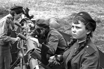 N.....h - Przeciwlotniczy strzelec armii radzieckiej, Tatiana Shmorgunova (z prawej) ...