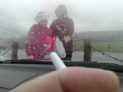 vegetka - Zakaz palenia z dziećmi w samochodzie jest absurdalny. Spójrzcie na te bied...