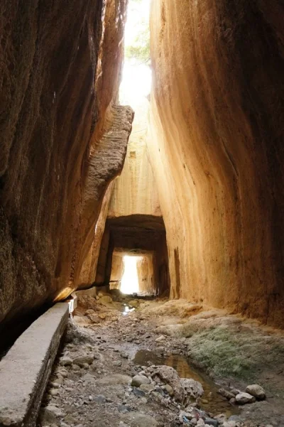 IMPERIUMROMANUM - TUNEL TYTUSA W TURCJI

Tunel Tytusa w Turcji ma 1,4 km długości i...