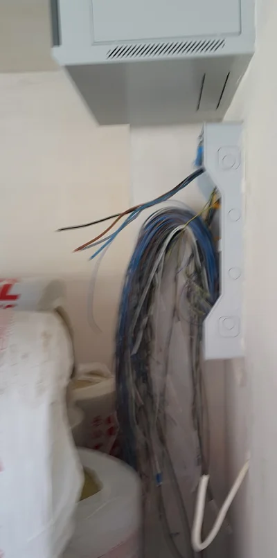 Afropolon - @inatalaciemnosc: @majlo1985: @dktr: 

Rozdzielnia rzygała kablami

Z...