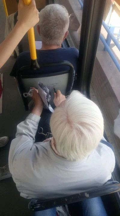 wojt4ss - Rzadki widok jak sfustrowany dziadek przelewa swoje żale na tramwajowe sied...