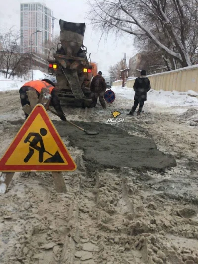 k.....k - Nowosybirsk, robotnicy drogowi wylewają beton (wtf) na nieodśnieżoną drogę ...