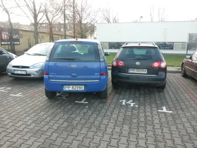 pogop - Taka sytuacja na parkingu XD Odbierałbym #prawojazdy takim pierdołom i głupko...