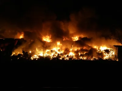 Pawliko - Nie zapowiada sie ze ugasza to szybko. Na dodatek pozamykali ulice, szlaban...