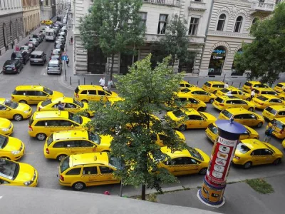 Opipramoli_dihydrochloridum - Protest ponad 100 taksówkarzy na ulicach Budapesztu prz...