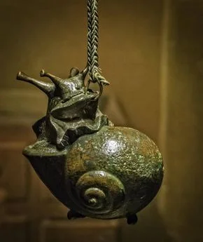 IMPERIUMROMANUM - ANTYCZNY ŚLIMAK Z BRĄZU

Rzymska lampa oliwna wykonana z brązu, u...