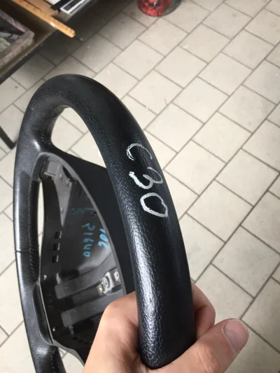 mattcabb - Ktoś wpadł na genialny pomysł i opisał skórzaną kierownicę białym mazakiem...