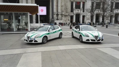 f.....t - Patrzcie jakimi pięknościami jeździ policja w Mediolanie.

#alfaromeo #alfa...