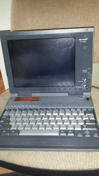 Bryll - Mirki, zobaczcie co odkopałem w szafie, mój pierwszy laptop Sharp PC-6200, ni...