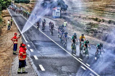 tomosano - Portugalscy strażacy chłodzą kolarzy podczas wyścigu Volta a Portugal - te...