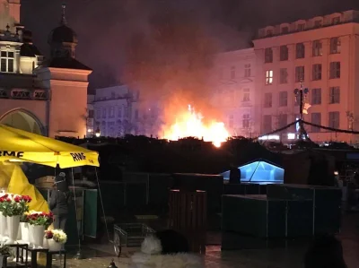 Gasior9 - Na jarmarku świątecznym w Krakowie zapaliła sie jedna z budek z grillem. Ak...