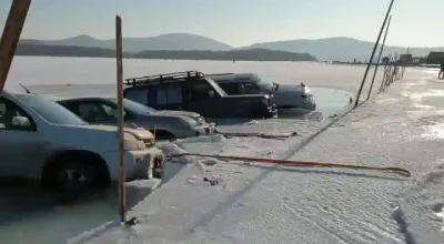 pcstud - Festiwal zimowy w Wisconsin- kierowcy sobie urządzili dziki parking na zamar...