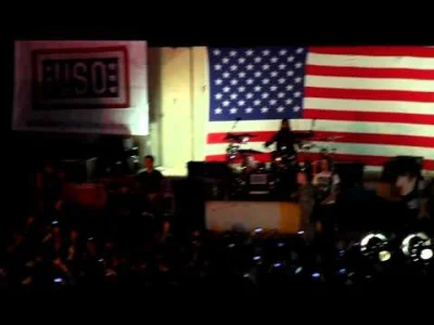zamaskowany - Amerykański żołnierz śpiewa "Walk" Pantery na koncercie Avenged Sevenfo...