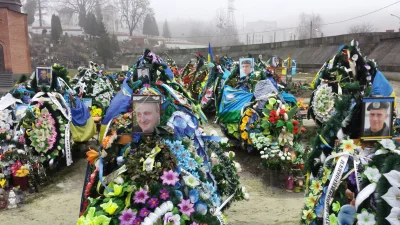 H.....a - #ukraina nowa czesc cmentarza Luczakowskiego we #lwow 
Po miastach chodza r...