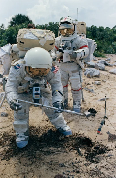 d.....4 - Dwóch członków załogi Apollo 17 podczas treningu EVA na symulowanej księżyc...