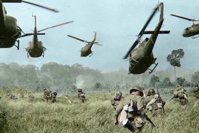angelo_sodano - Śmigłowce US Army osłaniające przemarsz żołnierzy południowowietnamsk...