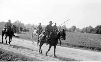 Zwiadowca_Historii - Patrol kawalerii z lancami w trakcie manewrów jesiennych Wojska ...
