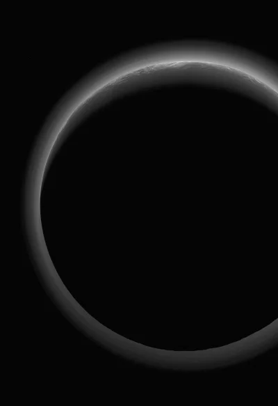 s.....w - Pluton nocą z widoczną mgiełką rzadkiej atmosfery ze słońcem skrytym za tym...