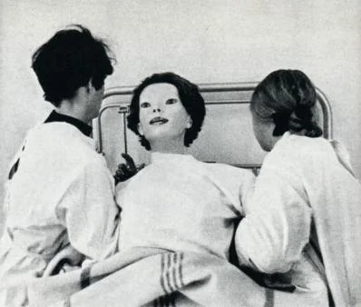 m.....3 - W czerwcu 1972 roku, w szpitalu Cedar Senai pojawiła się kobieta ubrana w t...