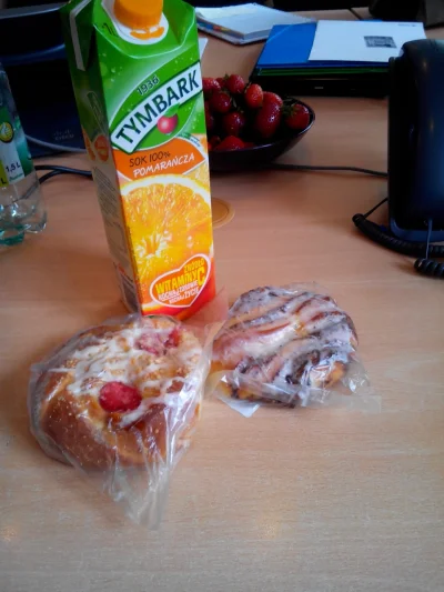 s0k0l_pl - Czas zjeść w końcu śniadanie... 
Podobno sok pomarańczowy poprawia samopoc...