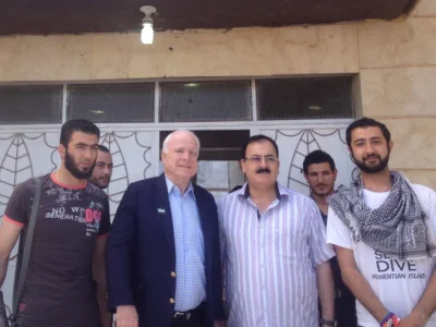 tullsta - Ja to tylko tu zostawię.
Senator John McCain pozuje z terrorystami z IS w ...