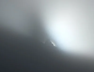 S0Cool - Czubek Mnicha i jego cień na warstwie chmur widziany od spodu. Zdjęcie niest...