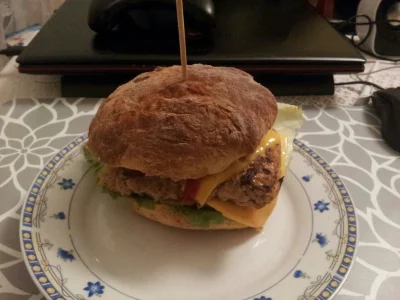 nalia91 - Domowy burger (bułę też piekłam sama) z podwójnym serem i sosem musztardowo...
