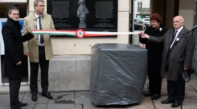 artiko - Tablicę z wizerunkiem małego powstańca warszawskiego upamiętniającą wspólne ...