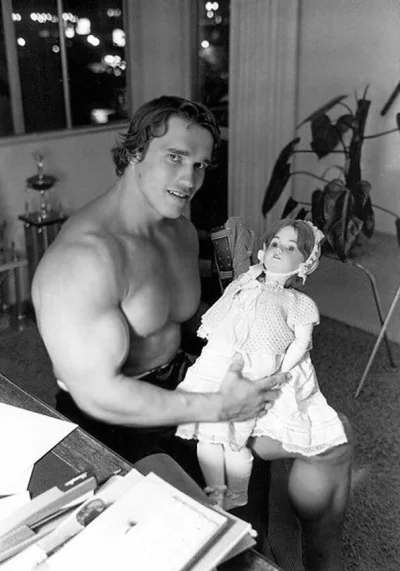 starnak - Arnold Schwarzenegger trzyma lalkę, lata 70. #arnoldschwarzenegger #lalka #...