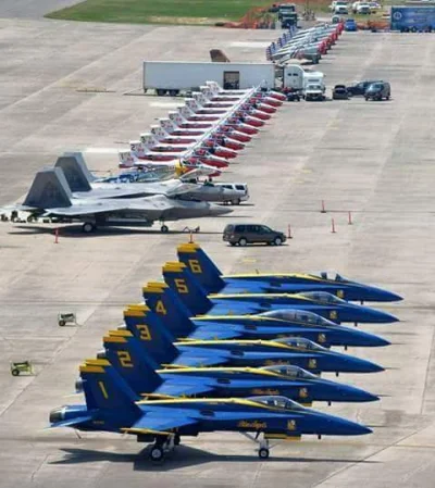 d.....4 - 6 x F/A-18 (5 F/A-18C, 1 F/A-18D) Niebieskich Aniołów, 2 x F-22, P-51, 11 x...