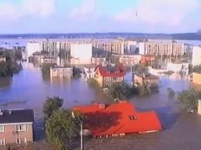 sylwke3100 - Dobry dokument o powodzi w 1997 roku w Raciborzu gdzie ponad 60% miasta ...