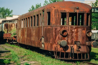 Monochrome_Man - Opuszczony i zdezelowany wagon samobieżny. Nie rozpoznaję co to za t...