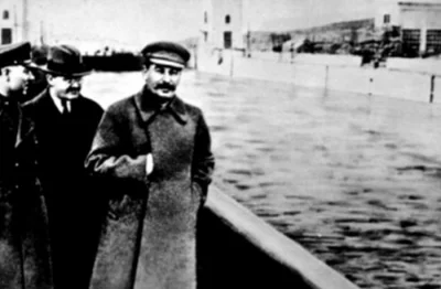 D.....k - Ciekawostka: Na zdjęciu z miniaturki po prawej od Stalina stoi Nikołaj Jeżo...
