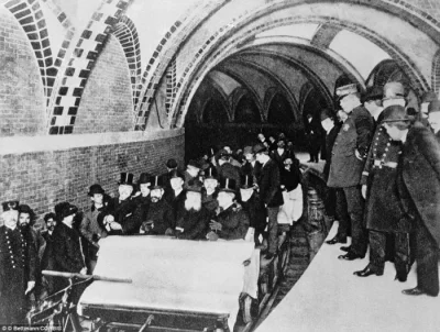 N.....h - Pierwsza przejażdżka metrem w Nowym Jorku.
#fotohistoria #1904