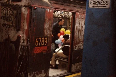 myrmekochoria - Nowy Jork w latach 80. XX wieku. Tutaj mężczyzna w metrze zmierza na ...