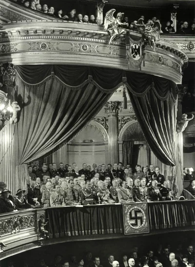 N.....h - Hitler w operze berlińskiej.
#fotohistoria #1936