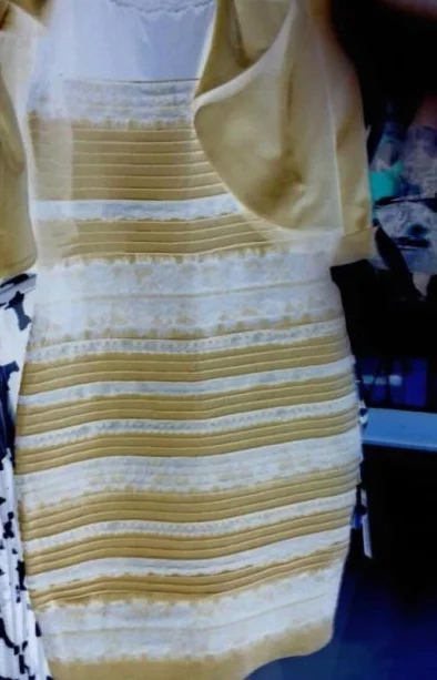 kolory Teraz widać że sukienka jest biało... - R.........8 - Wykop.pl