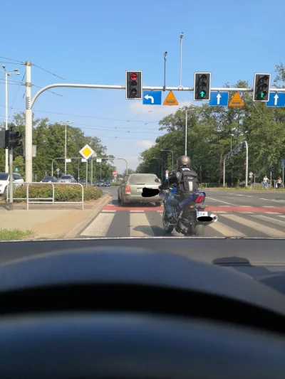 Mechatryniuk - #wroclaw
Pas do skrętu w lewo zajęty na 10min czekania.
A tu taki cwan...