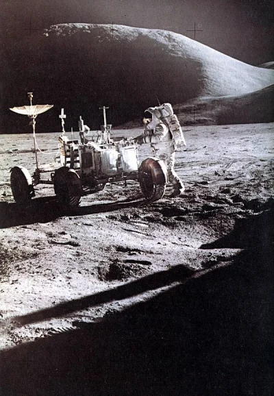 d.....4 - Astronauta Jim Irwin pracujący przy łaziku księżycowym (LRV) podczas misji ...