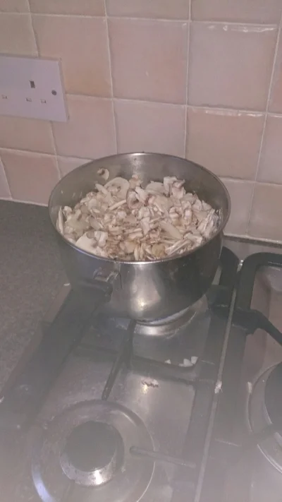 a.....r - #gotujzwykopem part 1 #zapiekanki przygotowanie grzybów i #cebuli za 30 min...