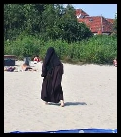 salsablip - #zdjecie_dnia #sopot #zakonnica na plaży w 30 stopniowym upale.