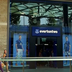 Minieri - Everton ma 2 klubowe sklepy - "Everton One" i "Everton Two".
"Everton Two"...
