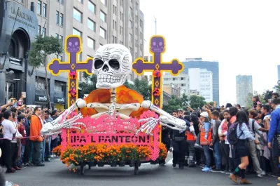 Rzeczpospolita_pl - Twórcy filmu "Spectre" wymyślili sobie tradycyjną paradę w Meksyk...