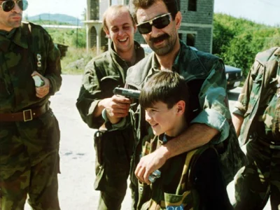 1Bodgan - Bośniackie dziecko- żołnierz, jeden z tysięcy wcielonych do armii podczas w...